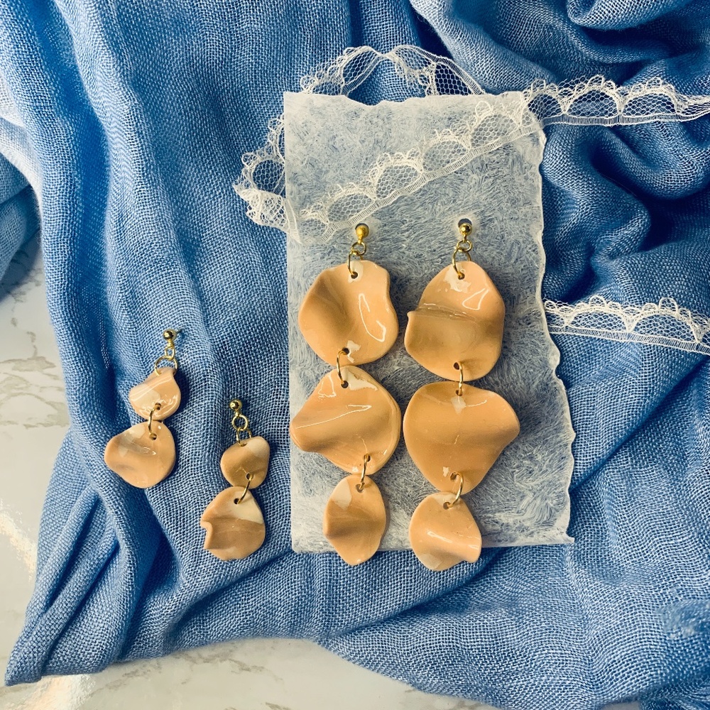 NWT wavy petal earring set of 2; beige+white+gold